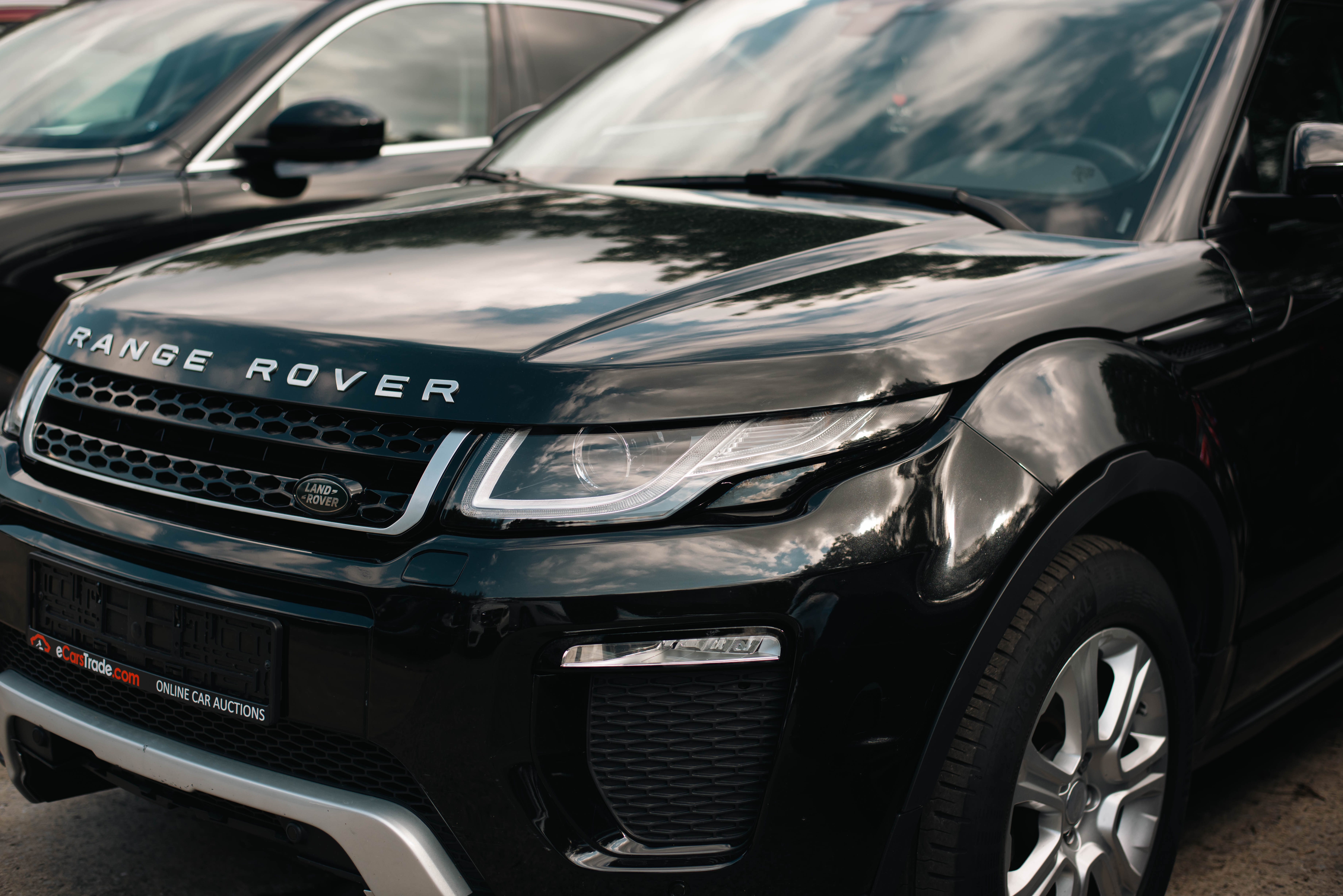 must Land Rover pargitud eCarsTrade'i parklasse