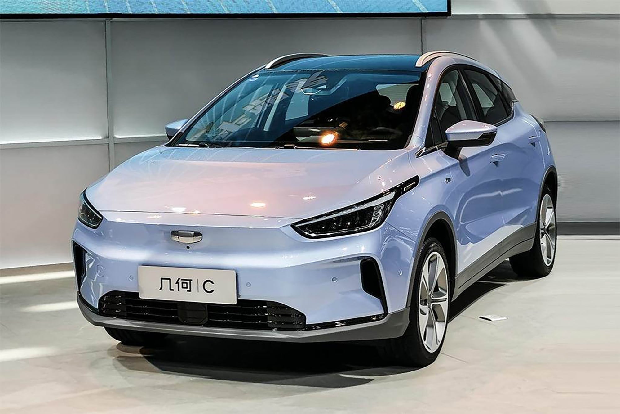 foto, mis näitab Hiinast pärit sinist elektriautot