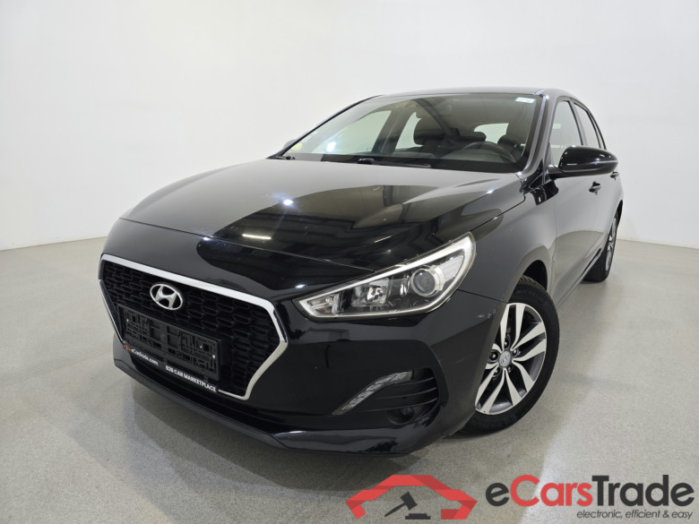 Hyundai i30 1.6 CRDI Aut. Navi KeylessGo Camera Klima PDC ... #1