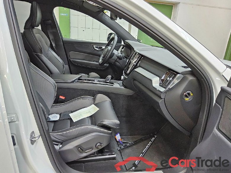 XC60 R Design Recharge Plug-In Hybrid AWD 2.0 T8 Twin Engine 335KW AT8 E6d #4