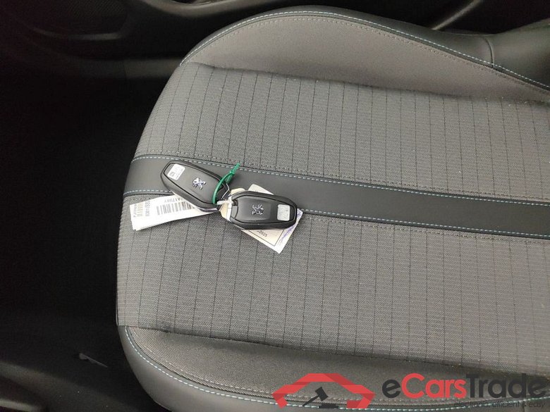 PEUGEOT E-2008 50 kWh Allure Pack 5d #4