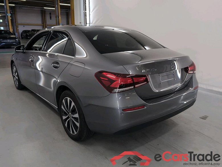 MERCEDES-BENZ A-CLASS LIMOUSINE 1.3 A 250 E DCT #3