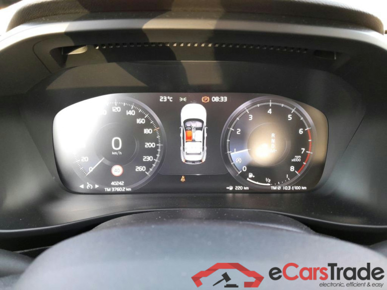 VOLVO XC40 / 2017 / 5P / todoterreno 1.5 T2 Momentum Auto #4