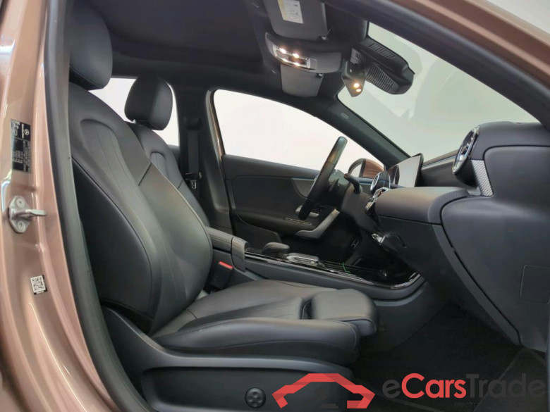 Mercedes-Benz A-Klasse Limousine A 200 7G-DCT Business Solution Luxury 4d + Pano #3