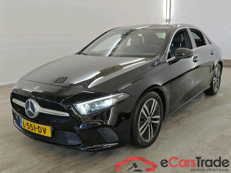 Mercedes-Benz A-Klasse Limousine A 180 7G-DCT Business Solution Luxury 4d + Pano #1
