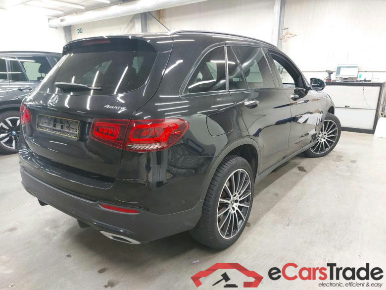 MERCEDES - MER GLC 300 de 306PK DCT 4MATIC AMG Line Pack Premium Plus With Heated Seats  & Driving Assistance Plus & Night &  360 Camera Pack & Pano Roof &  Towing Hook * HYBRID *   ***   REGISTRATION   17/10/2022    *** #2